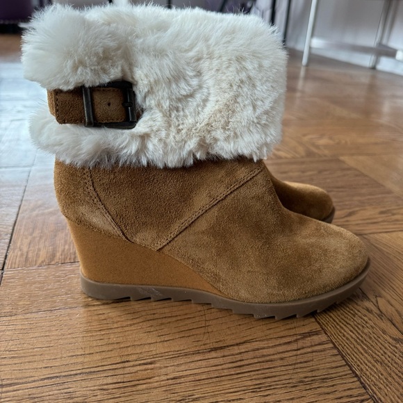 Koolaburra Tan Shearling Wedge Ankle Boots Nooties - Picture 4 of 4
